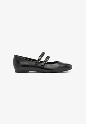 Scarpe basse in pelle nera con punta rotonda, dotate di due cinturini regolabili e fibbie in metallo, texture liscia e tacco basso.