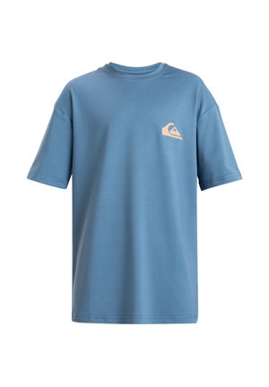 Blaues Kurzarm-T-Shirt mit Rundhalsausschnitt und kleinem hellrosa Logo auf der linken Brust, dargestellt vor weißem Hintergrund.