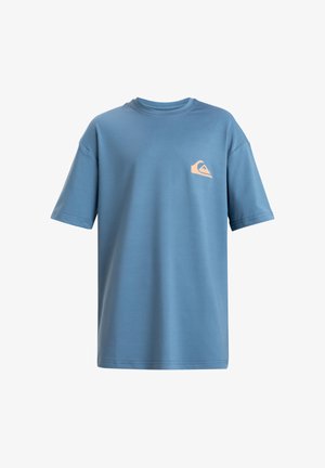 T-shirt bleu à manches courtes et col rond avec un petit logo rose clair sur le côté gauche de la poitrine, présenté sur un fond blanc.
