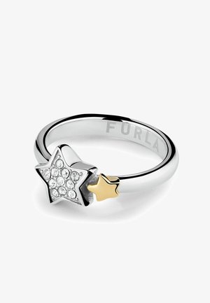 Bague en argent ornée d'un design en étoile avec des pierres précieuses claires et un petit accent en étoile dorée. Bande métallique lisse avec un logo gravé à l'intérieur.