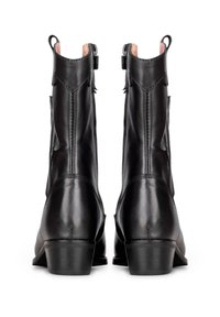 Botas de cuero negro hasta el tobillo con un acabado suave, que cuentan con un tacón bajo en bloque, cremalleras en los laterales y tiradores para ponérselas con facilidad.