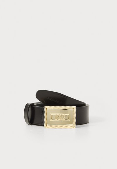 Ceinture en cuir noir avec une boucle rectangulaire dorée présentant un texte en relief et une bordure perlée. Texture lisse, design de sangle ajustable.