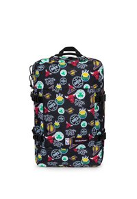 Zwarte Eastpak rugzak met kleurrijke NBA-teamlogotexten waaronder Lakers, Bulls, Celtics, Nets en The Bay, met verstelbare zijkleps. 