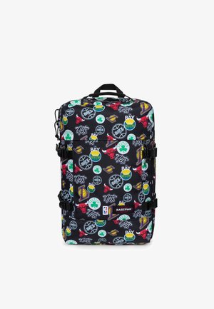 Zwarte Eastpak rugzak met kleurrijke NBA-teamlogotexten waaronder Lakers, Bulls, Celtics, Nets en The Bay, met verstelbare zijkleps.