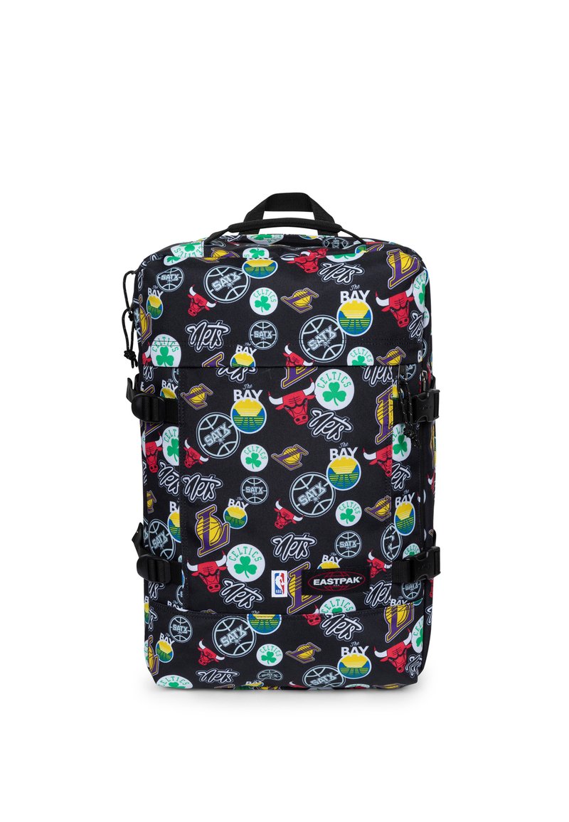 Zwarte Eastpak rugzak met kleurrijke NBA-teamlogotexten waaronder Lakers, Bulls, Celtics, Nets en The Bay, met verstelbare zijkleps. 
