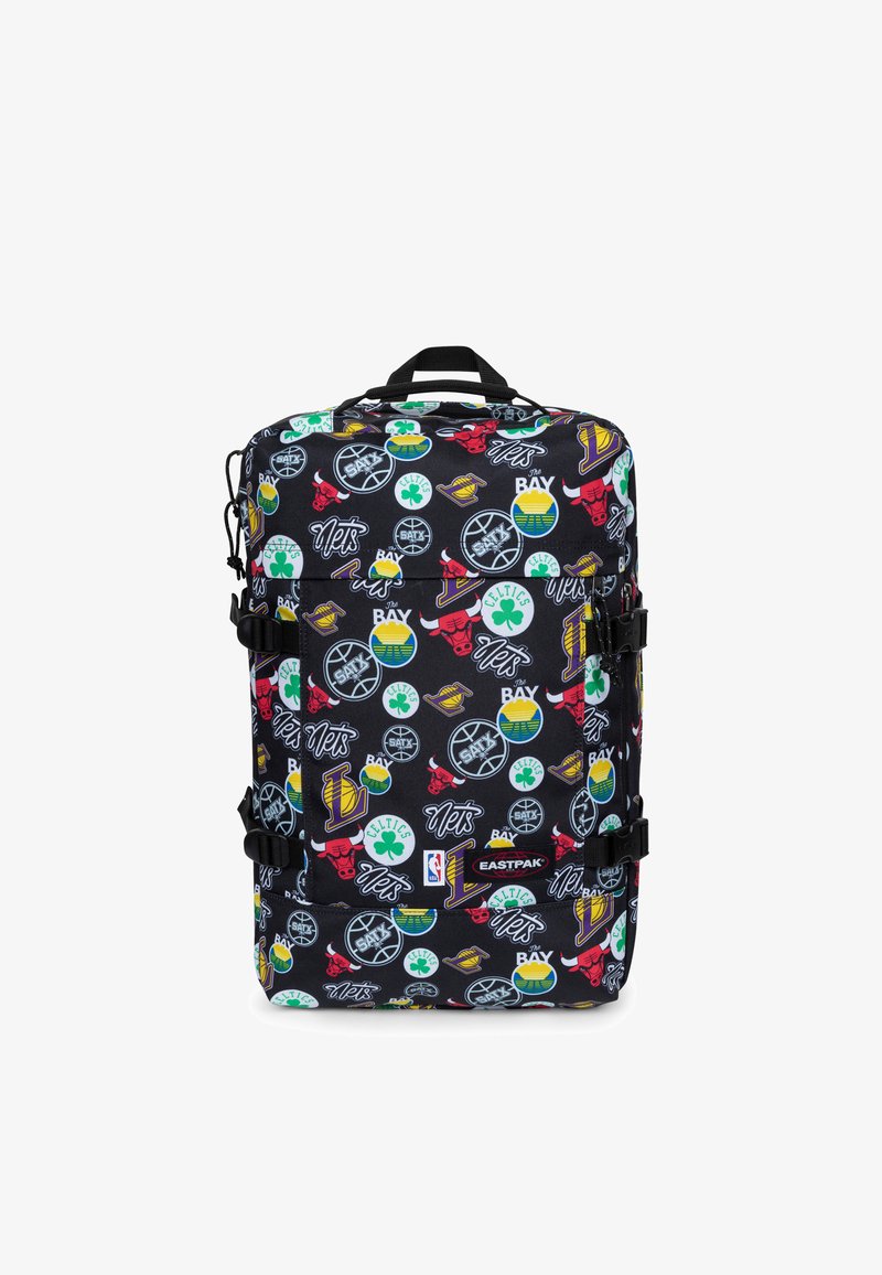 Zwarte Eastpak rugzak met kleurrijke NBA-teamlogotexten waaronder Lakers, Bulls, Celtics, Nets en The Bay, met verstelbare zijkleps.
