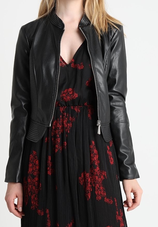 Czarna skórzana kurtka o dopasowanym kroju, z prążkowanym kołnierzem i zamkiem błyskawicznym. Gładka faktura z minimalną ilością detali metalowych.