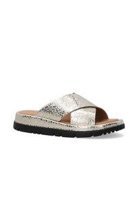 Sandale en métal argenté avec un design à brides croisées, tige texturée et semelle en caoutchouc noir pour une meilleure adhérence. Profil plat pour un confort de port facile.
