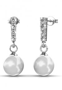 Boucles d'oreilles en argent présentant une rangée de petites pierres précieuses transparentes dans un design vertical, avec de grandes pendants en perles blanches circulaires.