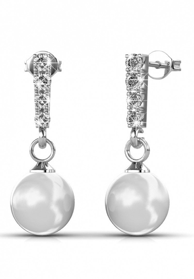 Boucles d'oreilles en argent présentant une rangée de petites pierres précieuses transparentes dans un design vertical, avec de grandes pendants en perles blanches circulaires.