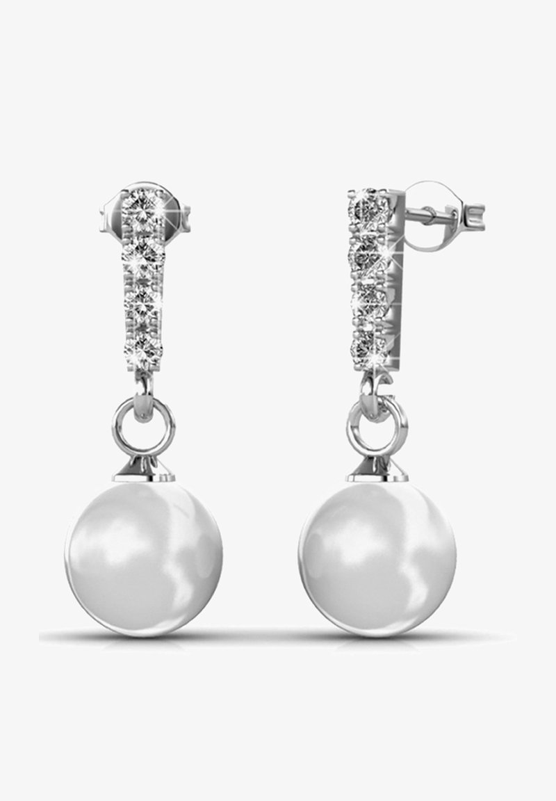 Orecchini d'argento caratterizzati da una fila di piccole gemme trasparenti disposte su un design verticale, con grandi pendenti di perle bianche circolari.