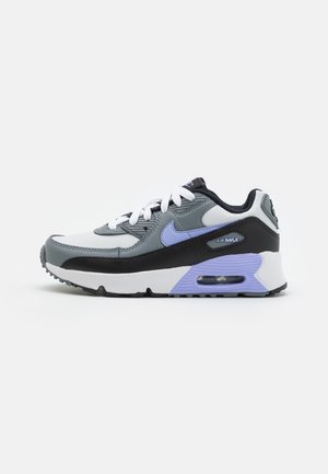 Nike Air Max-sneaker i grå, sort, hvid og lyse lilla med hvide snørebånd, synlig luftpude og Nike-swoosh-logo på siden.
