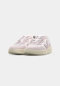 Låga sneakers med en rosa och vit färgsättning, överdel i mocka och mesh, texturerad tåhette och lätt gummisula.