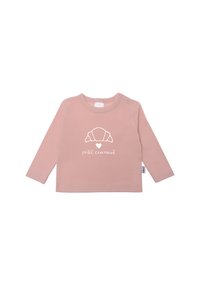 Langärmliges, hellrosa Baumwoll-T-Shirt mit einem weißen Croissant-Grafik und dem Text "petit croissant". Druckknopf an der Schulter für einfaches Anziehen.