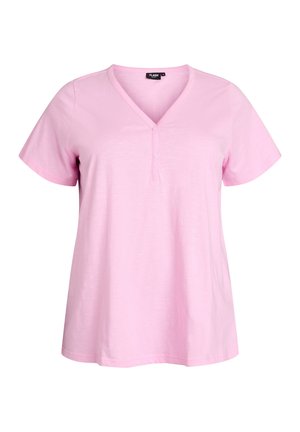Lys lyserød kortærmet V-hals skjorte med knappelukning, lavet af blødt stof, vist mod en hvid baggrund.