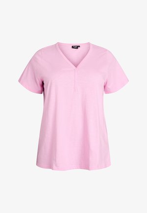 Světle růžové tričko s krátkými rukávy a výstřihem do V, s knoflíkovou légou, vyrobené z měkké látky, zobrazené na bílém pozadí.