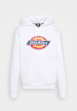 Sudadera blanca hecha de una tela suave, con un gran logo circular rojo y amarillo que dice "Dickies" en azul en el pecho. Presente un bolsillo frontal.