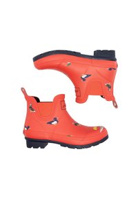 Bottes de pluie en caoutchouc rouge jusqu'à la cheville avec une semelle bleu marine, arborant un motif de canard multicolore et une languette à l'arrière pour un enfilage facile.