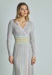 Langärmliges Kleid aus geripptem Stoff mit mehrfarbigen vertikalen Streifen. V-Ausschnitt-Design mit tailliertem Schnitt und schwingendem Rock.