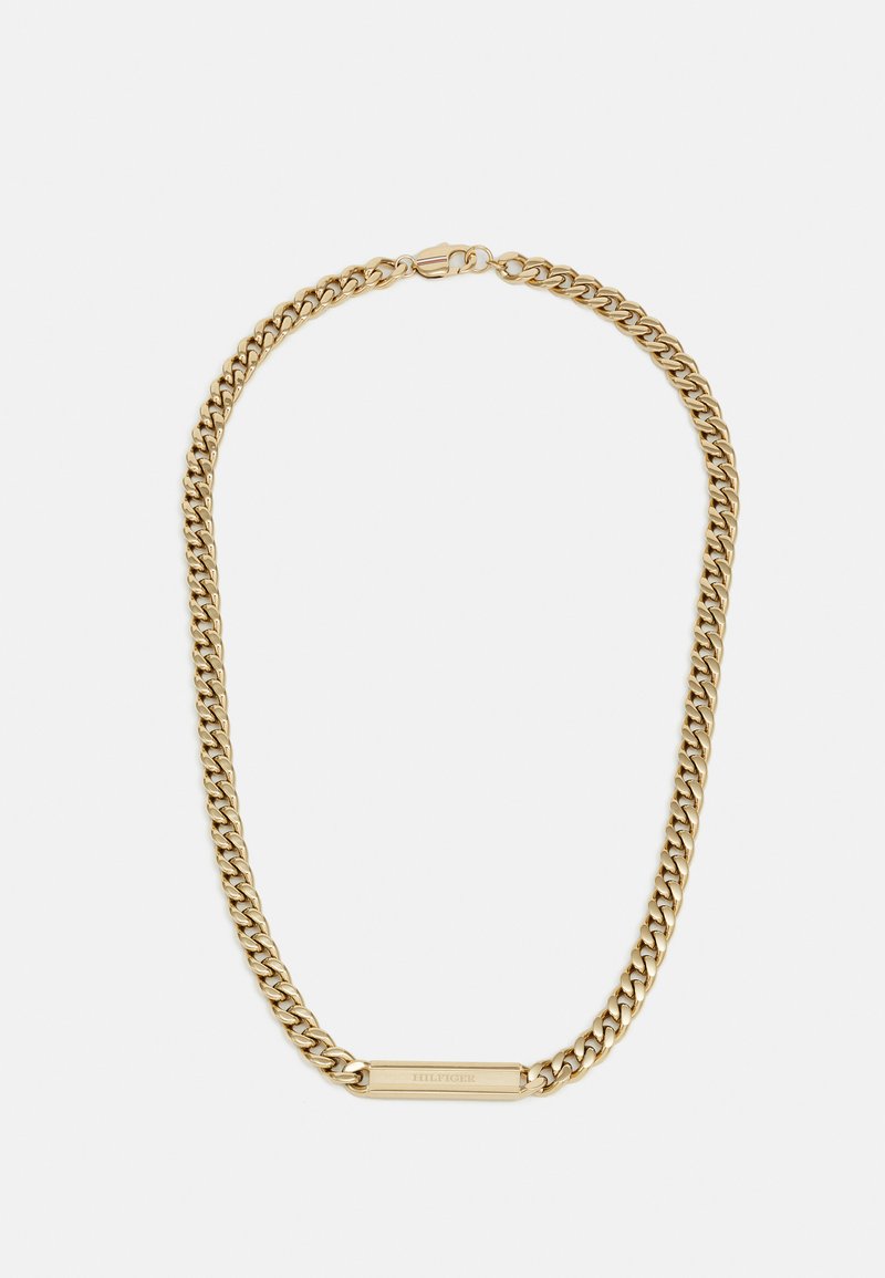 Collar de cadena de oro con eslabones entrelazados, un acabado suave y una etiqueta rectangular grabada con "HILFIGER."