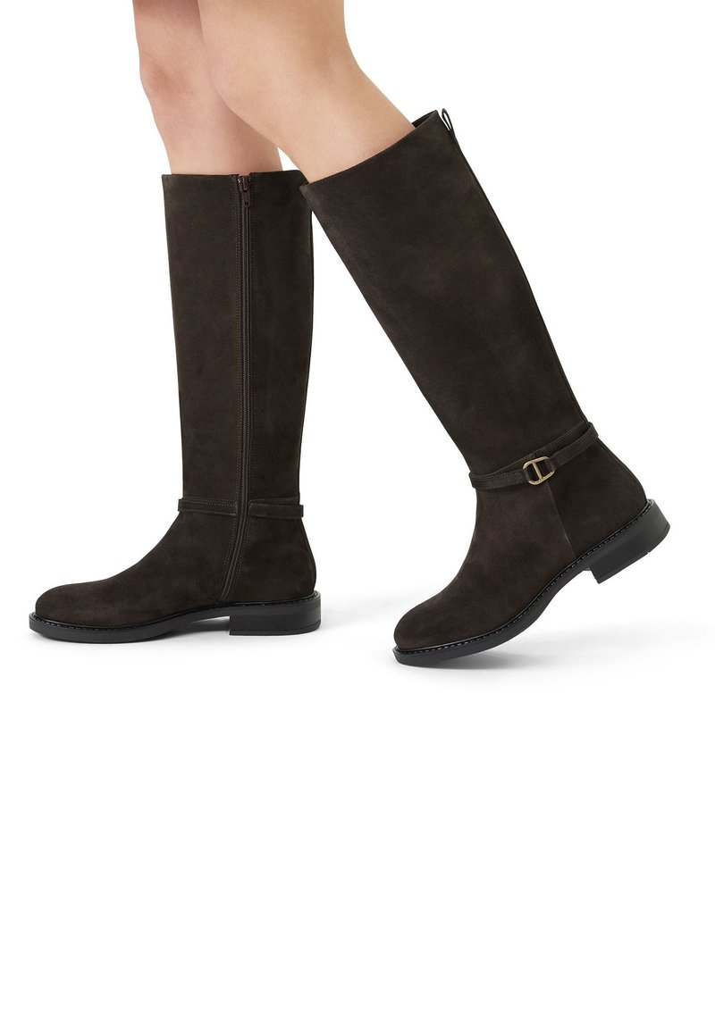 Stivali alti in suede marrone con punta tonda, zip laterale e una cintura decorativa con fibbia in metallo. Suola in gomma piatta.