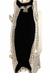 Beige schoudertas met een gevoerd met een patroon. De binnenkant is zwart en heeft een ritszak. De buitenkant heeft een gladde textuur en een gouden hardwareaccent.