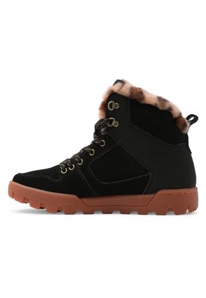 Botas de tobillo de ante negro con forro de piel de pelo, acentos beige, suela de goma marrón y ojales dorados para los cordones, con un cuello acolchado.