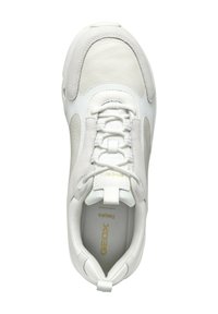 Zapatilla deportiva blanca hecha de cuero y gamuza, con un upper texturizado, puntera redonda, diseño con cordones y detalles en oro.