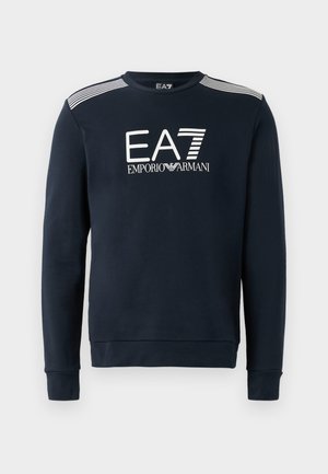 Marineblauwe sweatshirt gemaakt van zachte stof, met een ronde hals, lange mouwen en een wit EA7 Emporio Armani-logo op de voorkant.