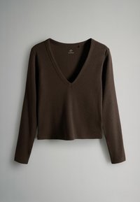 Hnedý dlhý rukáv s hlbokým výstrihom do V, rebrovaná textúra a skrátená dĺžka. Vyrobený z mäkkého, elastického materiálu s priliehavým strihom.