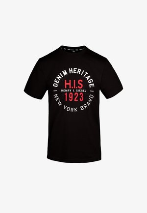 Schwarzes T-Shirt mit kurzen Ärmeln und weißem sowie rotem kreisförmigem Text: "Denim Heritage, H.I.S Henry I. Siegel, 1923, New York Brand."