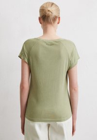 Oliwkowy T-shirt z krótkim rękawem o okrągłym dekolcie, z delikatnym logo na plecach, wykonany z miękkiej, lekkiej tkaniny.