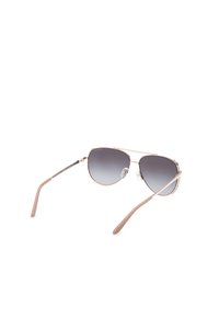 Ochelari de soare de tip aviator cu ramă metalică argintie, lentile gri cu efect de degradé și vârfuri din acetat de culoare bej deschis. Include perne nazale transparente.