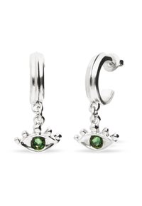 Boucles d'oreilles créoles argentées avec un design d'œil suspendu. Chaque œil comporte une pierre verte en son centre et des détails décoratifs évoquant des cils.