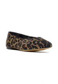 Leopardprint platte schoen bedekt met zwarte, gouden en bruine pailletten, met een ronde neus en een beige zool.