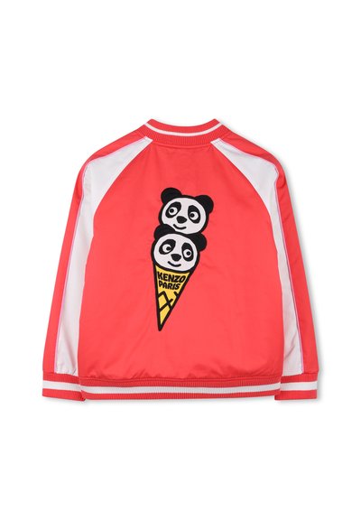 Giacca in raso rosso con accenti bianchi, caratterizzata da una grande grafica ricamata di due panda in un cono gelato con l'etichetta "KENZO PARIS" sulla schiena.