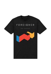 Černé bavlněné tričko s výraznými geometrickými tvary v modré, červené a žluté, s texty "FOREIGNER" a "AGENT PROVOCATEUR" vytištěnými nahoře.