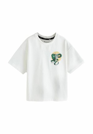 Valge puuvillane t-särk, millel on esiküljel roheline madu ja käe graafika, ümar kaelus ning lühikesed varrukad lõdva istuvusega.