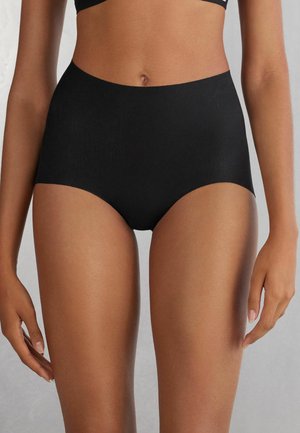 Culotte noire taille haute en tissu lisse, avec un design sans coutures et une couverture modérée, adaptée pour un usage quotidien.