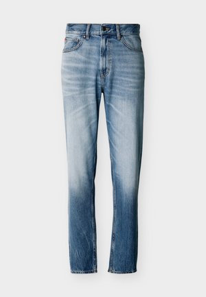 Jean bleu délavé à coupe droite avec cinq poches, fermeture par bouton et passants pour ceinture, présenté à plat sur fond blanc.