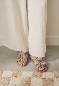 Next REGULAR FIT -BUCKLE - Šľapky - animal