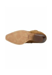 Zapato de ante marrón con puntera redondeada y suela lisa en tono marrón claro. Presenta un patrón de costura decorativa y un tacón texturizado para mayor agarre.