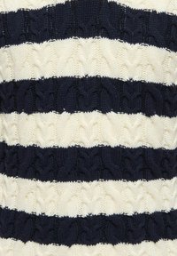 Knitinė medžiaga su pakaitomis storais horizontaliais dryžiais tamsiai mėlynos ir kreminės spalvos, turinti kabelių raštą.