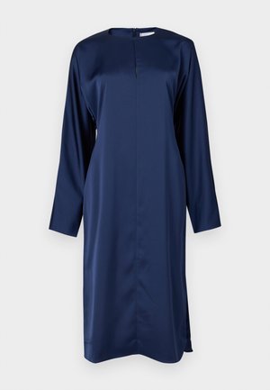 Robe en satin bleu marine à manches longues, col montant et fermeture éclair au dos. Elle comporte des fentes latérales pour faciliter les mouvements et offre une silhouette élégante.