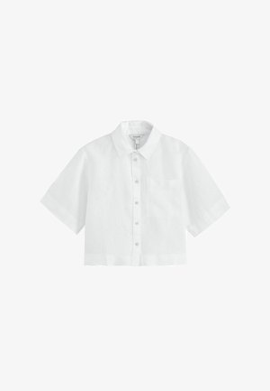 Fehér, rövid ujjú, rövidített gombos ing, hegyes gallérral és mellzsebbel, sima fehér háttér előtt megjelenítve.