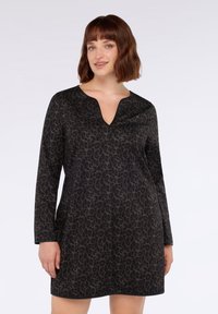 Rochie neagră cu un model de imprimeu leopard, având mâneci lungi, decolteu în formă de V și o textură fină. Accentele includ o margine simplă de-a lungul tivului.
