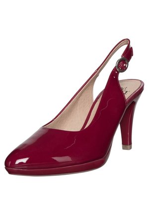 Błyszczący ciemnoczerwony damski but na wysokim obcasie typu slingback z ostrym noskiem i okrągłą srebrną klamrą na pasku.