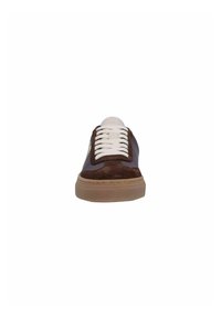 Bruine suede en leren sneaker met witte veters, ronde neus en tan rubberen zool, met een minimalistisch ontwerp en contrasterend materiaal.