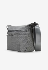 Bolso bandolera gris hecho de tejido texturizado, con un patrón geométrico, bolsillo con cremallera en la parte frontal y correa ajustable.