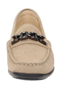 Beige Wildleder-Lederschuhe mit runder Zehenform und schwarzem Kettenakzent an der Oberseite. Ziernaht um die Ränder und eine flache Sohle.